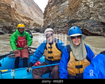 River Rafting sur la gorge de la rivière Zanskar considéré comme le Grand Canyon de l'Himalaya - Zanskar, Ladakh, INDE Banque D'Images