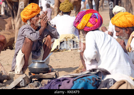 Éleveurs de chameaux / traders au Pushkar Camel et foire aux chevaux à Pushkar, Rajasthan, Inde Banque D'Images