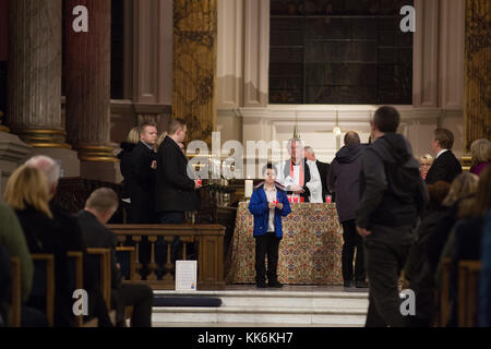 Un service commémoratif a eu lieu lors de la cathédrale de Birmingham pour marquer 43 ans après la bombe de Pub de Birmingham qui a coûté la vie à 21 personnes. Banque D'Images