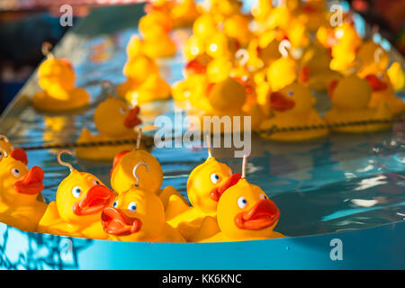 Canards en caoutchouc au niveau du crochet un canard fairground attraction. Banque D'Images