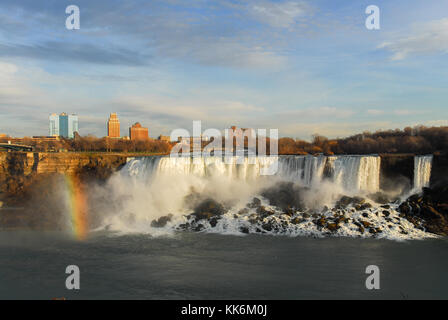 Niagara Falls vu du côté canadien. Banque D'Images