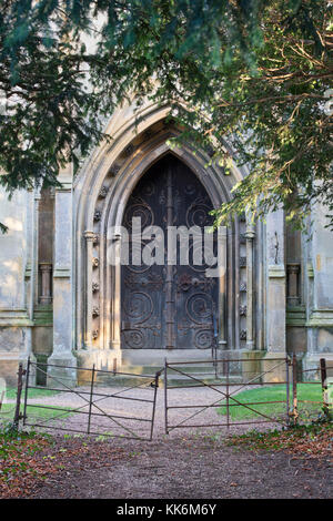 Ad Vincula saint Pierre église paroissiale avec portes ferronnerie ouvragée. Hampton Lucy, Warwickshire, Angleterre Banque D'Images