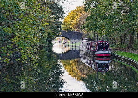 Montrant un paysage 15-04 amarré près d'un pont sur le canal en automne avec de l'eau reflet Banque D'Images