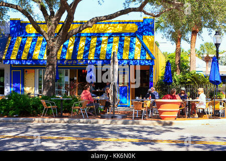 Les gens njoying déjeuner dans un cadre détendu à l'extérieur d'un restaurant dans le centre-ville main Street, Sarasota FL Banque D'Images