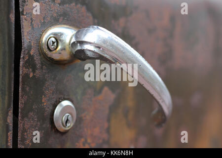 Poignée de porte chrome dénoyautées et verrouiller sur un camion de livraison. Banque D'Images