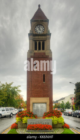 Ontario, Canada - le 6 octobre 2013 : le tour de l'horloge/cénotaphe commémoratif a été construit comme un mémorial aux résidents de la ville de Niagara-on-the-Lake, en Ontario, qui Banque D'Images