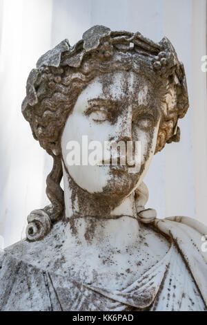 Statue de Melpomene, la muse de la tragédie avec une couronne de lierre , sa tête ronde sur Achillion palace Corfou, Grèce. Banque D'Images