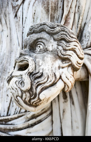 Un masque tragique dans la main d'une statue d'Melpomene, la muse de la tragédie, sur Achillion palace Corfou, Grèce. Banque D'Images