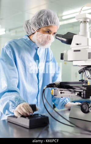 Ingénieur à travailler à la recherche d'un microscope en Banque D'Images