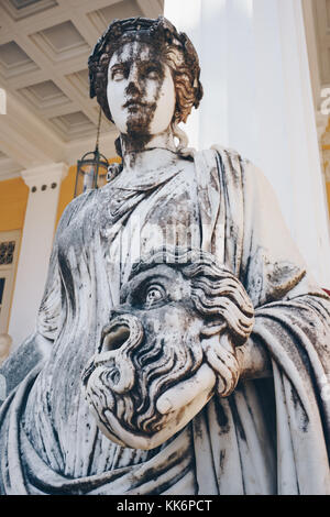 Statue de Melpomene, la muse de la tragédie tenant un masque tragique, sur Achillion palace Corfou, Grèce. Banque D'Images