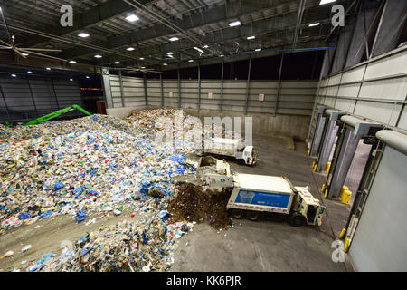 Brooklyn, New York - 7 novembre 2016 : le recyclage tas à l centre de recyclage municipaux sims. c'est un état de l'art installations de récupération dans Banque D'Images