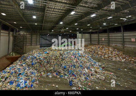 Brooklyn, New York - 7 novembre 2016 : le recyclage tas à l centre de recyclage municipaux sims. c'est un état de l'art installations de récupération dans Banque D'Images