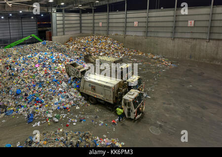 Brooklyn, New York - 7 novembre 2016 : le recyclage tas à l centre de recyclage municipaux sims. c'est un état de l'art installations de récupération dans Banque D'Images