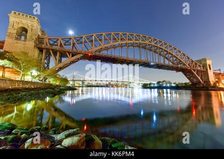 Hell Gate Bridge et Triboro Bridge at night, à Astoria, Queens, New York. Banque D'Images