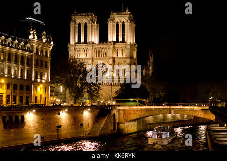 Paris, France. La cathédrale Notre-Dame / Notre-Dame de Paris sur l'île de la Cité. De style gothique. Lit up at night Banque D'Images