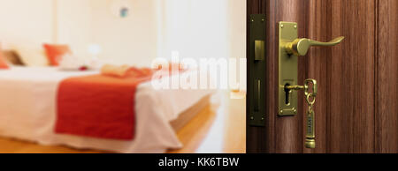 Porte de l'hôtel avec demi-porte ouverte, l'arrière-plan flou chambre. 3d illustration Banque D'Images