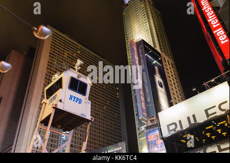 Watchtower nypd dans Time Square Banque D'Images