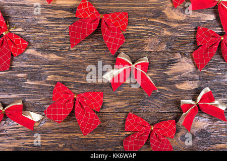 De nombreux arcs Noël rouge sur une table en bois, décoration d'arbre de Noël, l'humeur de Noël Banque D'Images