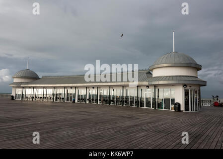 Le nouveau Hastings Pier entièrement structuré en bois et les bâtiments ont été ouverts en avril 2016 après qu'un incendie ait détruit l'ancien quai victorien construit en 2010 à Banque D'Images
