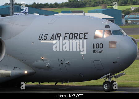 02-1100, un Boeing C-17A Globemaster III exploité par la United States Air Force's 164e Airlift Wing, à l'aéroport de Prestwick en Ayrshire. Banque D'Images