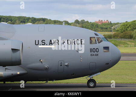 02-1100, un Boeing C-17A Globemaster III exploité par la United States Air Force's 164e Airlift Wing, à l'aéroport de Prestwick en Ayrshire. Banque D'Images