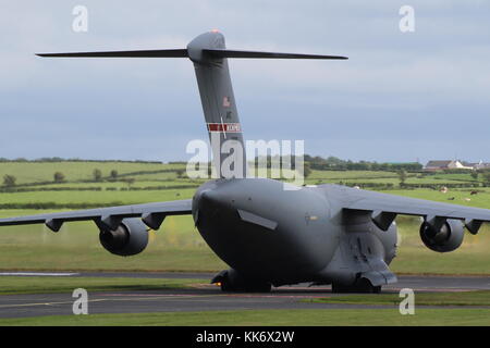 02-1100, un Boeing C-17A Globemaster III exploité par la United States Air Force's 164e Airlift Wing, à l'aéroport de Prestwick en Ayrshire. Banque D'Images