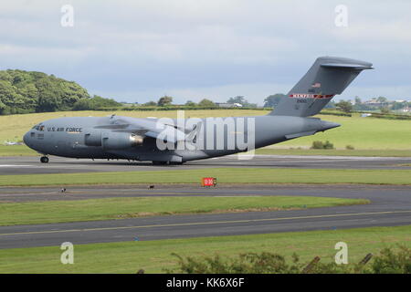 02-1100, un Boeing C-17A Globemaster III exploité par la United States Air Force's 164e Airlift Wing, à l'aéroport de Prestwick en Ayrshire. Banque D'Images