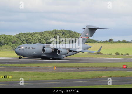 02-1100, un Boeing C-17A Globemaster III exploité par la United States Air Force's 164e Airlift Wing, à l'aéroport de Prestwick en Ayrshire. Banque D'Images