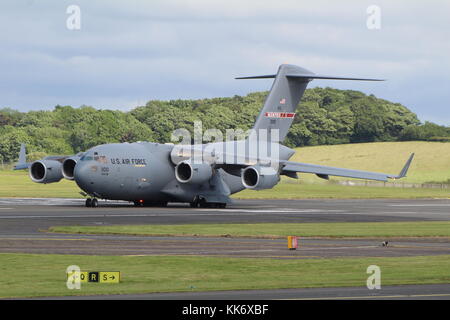 02-1100, un Boeing C-17A Globemaster III exploité par la United States Air Force's 164e Airlift Wing, à l'aéroport de Prestwick en Ayrshire. Banque D'Images