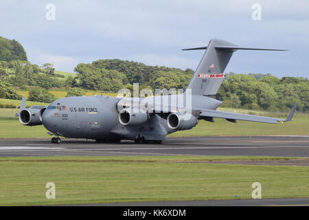 02-1100, un Boeing C-17A Globemaster III exploité par la United States Air Force's 164e Airlift Wing, à l'aéroport de Prestwick en Ayrshire. Banque D'Images