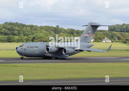 02-1100, un Boeing C-17A Globemaster III exploité par la United States Air Force's 164e Airlift Wing, à l'aéroport de Prestwick en Ayrshire. Banque D'Images