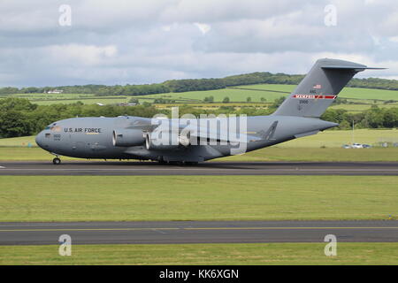 02-1100, un Boeing C-17A Globemaster III exploité par la United States Air Force's 164e Airlift Wing, à l'aéroport de Prestwick en Ayrshire. Banque D'Images