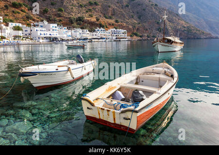 Les petits bateaux en face de Loutro, Crète, Grèce Banque D'Images