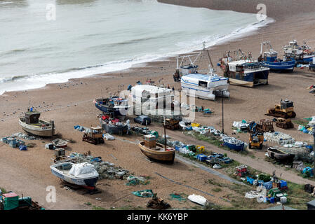 Bateaux de pêche amarrés sur la plage de galets de Slade dans la vieille ville de Hastings, East Sussex, Grande-Bretagne. La Slade abrite la plus grande flotte de plages d’Europe – l Banque D'Images