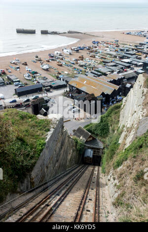 Une voiture de tourisme qui monte dans l'East Cliff Lift, un funiculaire de Hastings - telle que photographiée de l'autre voiture qui descend. C'est le fu le plus raide Banque D'Images