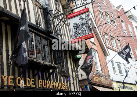 YE Olde Pumphouse (maison publique) dans la rue George, la vieille ville de Hastings, East Sussex, Grande-Bretagne Banque D'Images