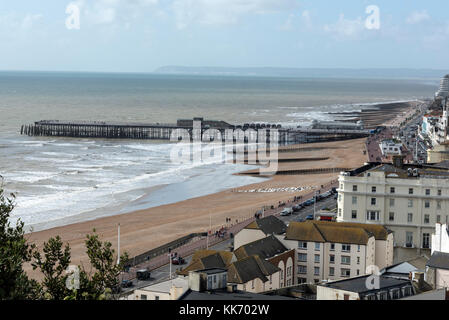 Vue imprenable sur la nouvelle jetée en bois de Hastings. Il a été ouvert en avril 2016 après qu'un incendie ait détruit l'ancienne jetée victorienne construite en 2010 Banque D'Images