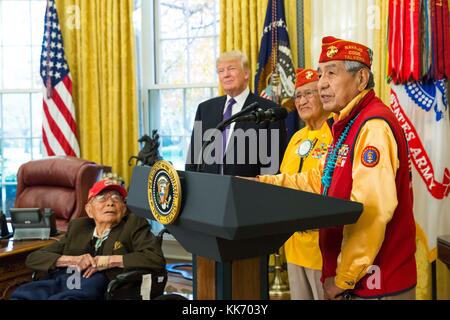 Le président américain Donald Trump avec les Native American Navajo Code Talkers lors d'une cérémonie dans le Bureau ovale de la Maison Blanche le 27 novembre 2017 à Washington, DC. Banque D'Images