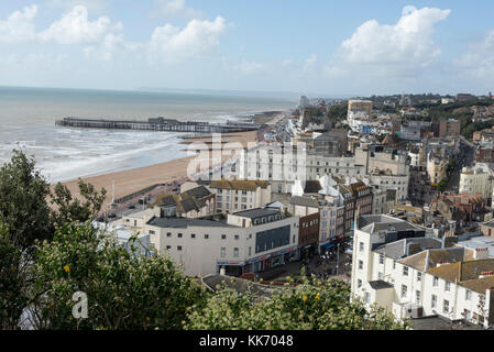 Vue imprenable sur la nouvelle jetée en bois de Hastings. Il a été ouvert en avril 2016 après qu'un incendie ait détruit l'ancienne jetée victorienne construite en 2010 Banque D'Images