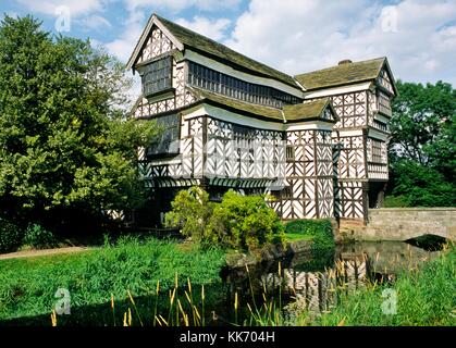 Peu de Moreton Hall. Période Tudor élisabéthaine à douves en bois maison près de Crewe, Cheshire, Angleterre Banque D'Images
