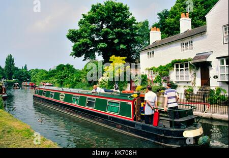 Locations de vacances en famille bateau canal narrowboat narrow boat sur le Canal de Bridgewater, dans le village de Lymm, Cheshire, Angleterre Banque D'Images