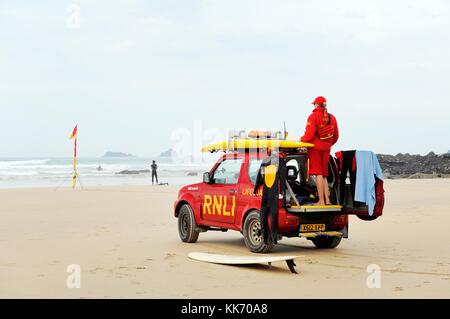 Garde-côtes de la RNLI sauveteur post le gare sur le surf de plage de Constantine Bay entre Newquay et de Padstow, Cornwall, Angleterre Banque D'Images