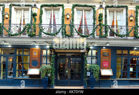 PARIS, FRANCE - 26 NOVEMBRE 2017 : café historique Procope décoré pour Noël. C'est le plus ancien restaurant de Paris en fonctionnement continu - il Banque D'Images