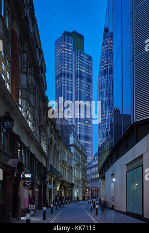 La tombée de la vue vers le bas Throgmorton street. Tower 42, Londres, Royaume-Uni. Architecte : GMW Architectes / Richard Seifert, 1981. Banque D'Images