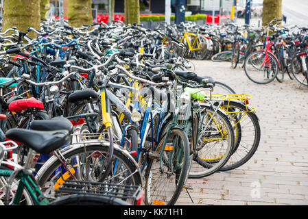 Gand, Belgique - 16 Avril 2017 : les vélos dans le parking à Gand, Belgique Banque D'Images