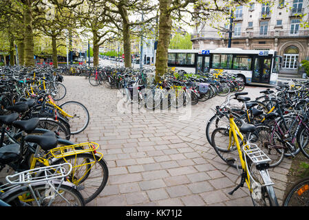 Gand, Belgique - 16 Avril 2017 : les vélos dans le parking à Gand, Belgique Banque D'Images