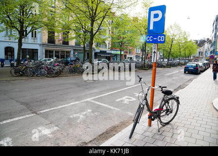 Gand, Belgique - 16 Avril 2017 : les vélos dans le parking à Gand, Belgique Banque D'Images