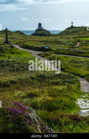 St Dwynwen's Cross & Mawr phare, sur Ynys Llanddwyn sur Anglesey, pays de Galles Banque D'Images