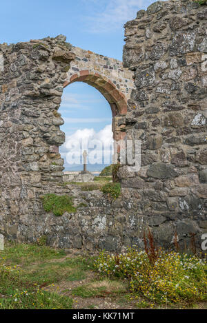 St Dwynwen, la croix de pierre celtique et l'église sur Ynys Llanddwyn sur Anglesey, pays de Galles, Royaume-Uni Banque D'Images
