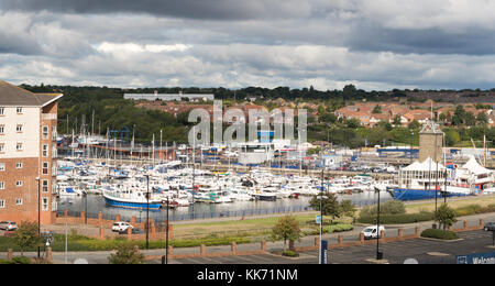 Bateaux amarrés dans la Marina Royal Quays, vu de la rivière Tyne, North Shields, SW England, UK Banque D'Images